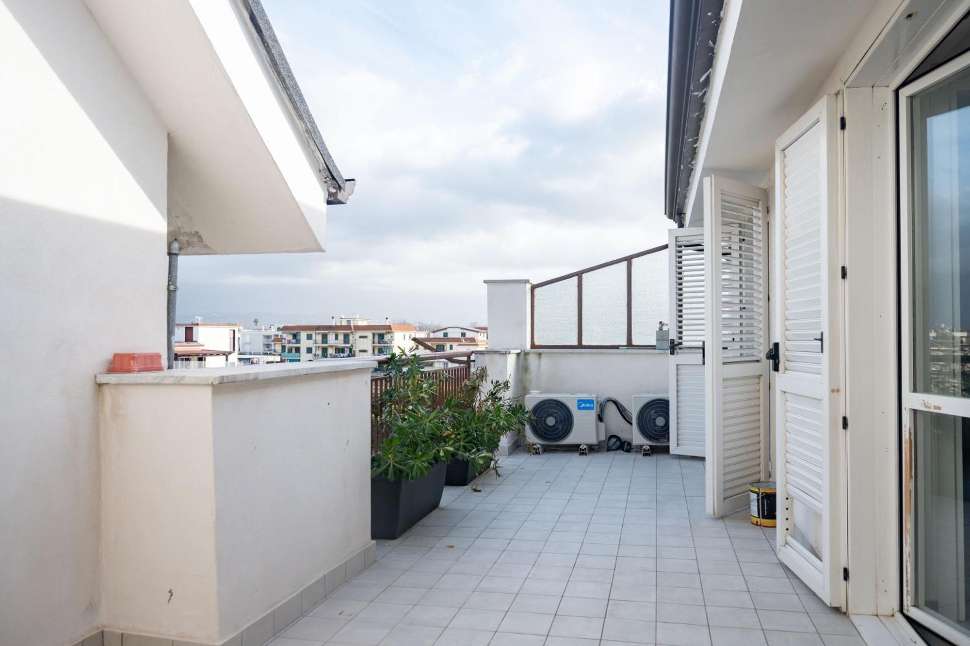 Strategic Apartment With Terrace - Nola Exterior foto